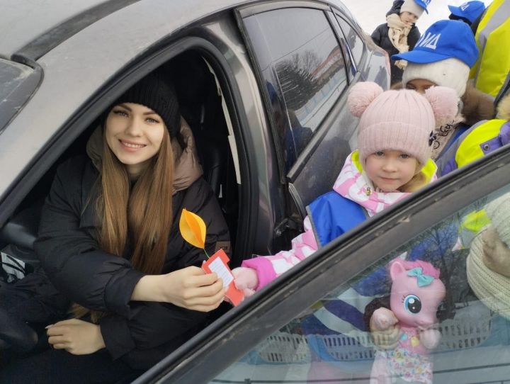 Акция «Цветы для автоледи» в Заинске: дети поздравили женщин с 8 Марта