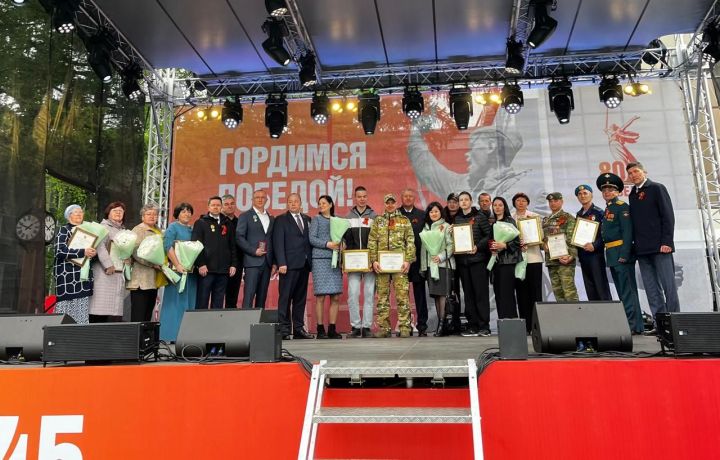 В День Победы в Заинске наградили участников СВО, волонтеров и активистов