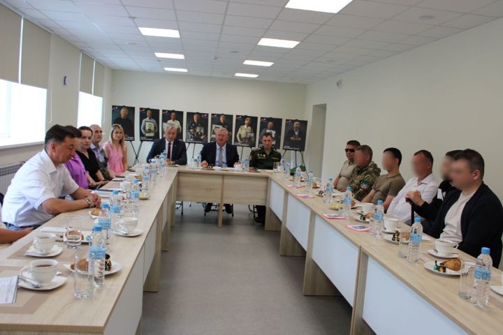 Зәй район башлыгы Разиф Кәримов: “Күп хәрбиләребез батырлыклары өчен орден-медальләргә лаек булды”