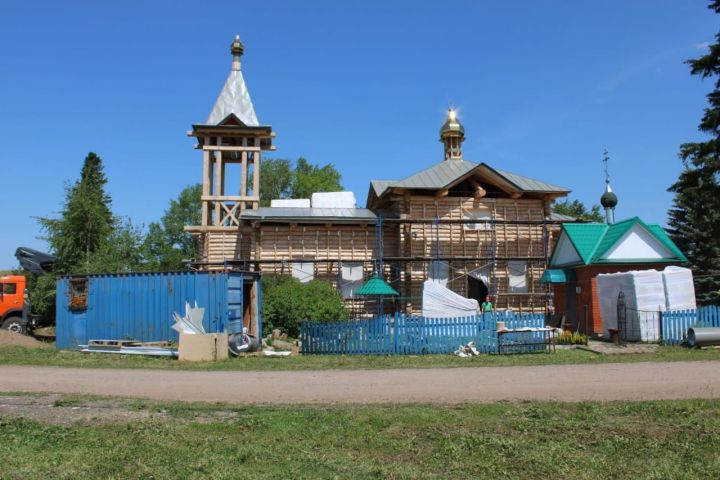 В Верхнем Багряже на старинной Троицкой церкви установили крест и освятили колокола