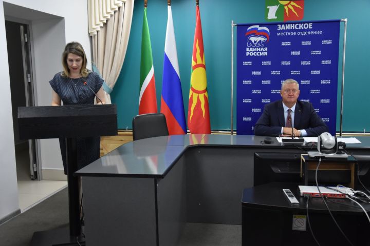 Конференция единороссов: в Заинске новичкам вручили партийные билеты и наградили активистов