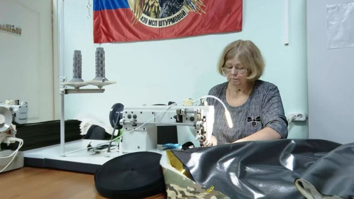 В Заинске шьют специальные одеяла для участников СВО