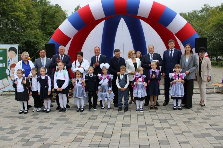В Заинске первоклассникам помогли собраться в школу