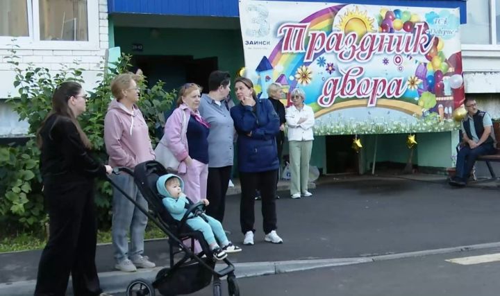 В Заинске прямо во дворе многоквартирного дома накрыли большой стол с угощениями