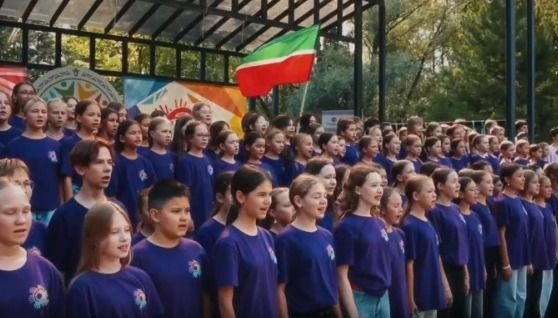 Юные голоса Татарстана: отдыхающие в детских лагерях исполнили гимн ко Дню республики