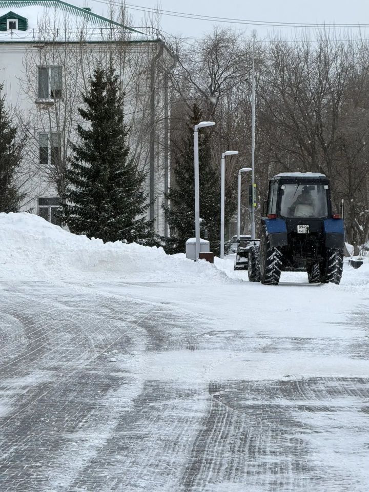 В Заинске продолжается уборка снега: коммунальные службы работают в усиленном режиме