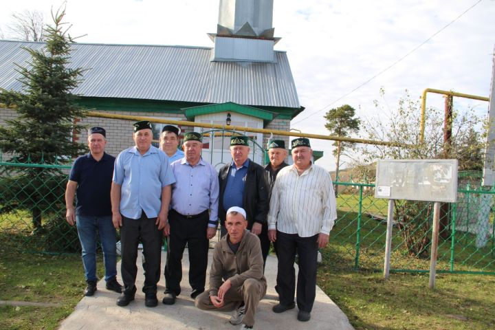 Кадыровцы всем селом обновили кладбище и построили ифтархану