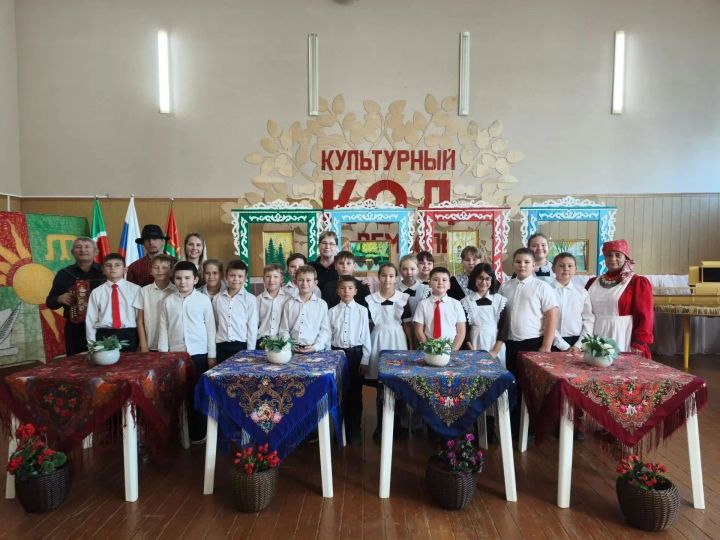 Район мәдәният йортында «Покрау көне: яулык бәйлибез» чарасы узды