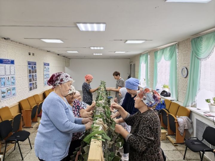 Күзгә күренмәс фронт сакчылары: Дүрт-Мунча волонтерлары ике ел маскировка челтәрләре үрә