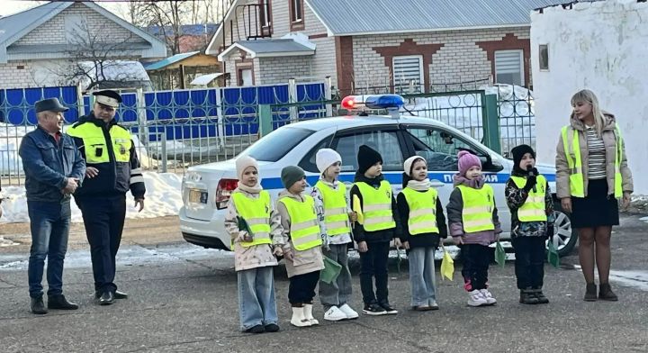 В Заинске прошла акция «Весенние каникулы»: детям напомнили правила дорожного движения