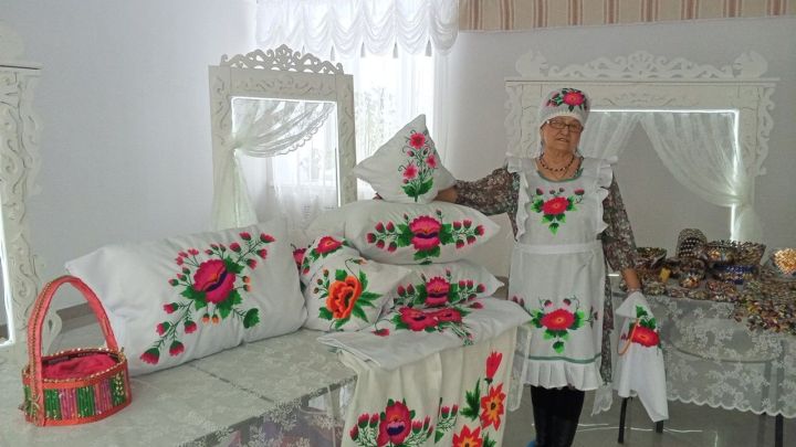 Югары Мәлемнән Разия Рамазанова ясаган курчакларда милли рух чагыла