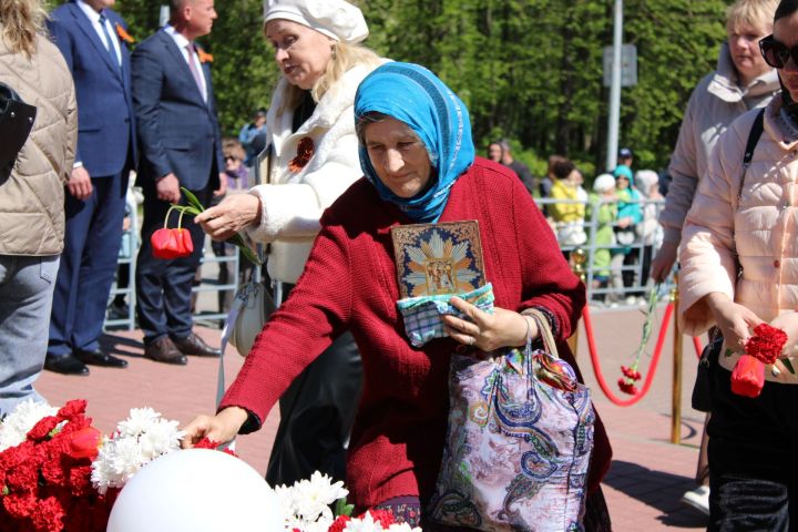 В Заинске торжества в честь 81-й годовщины Великой Победы начались с парада