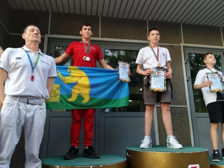 Соревнования по плаванию в Альметьевске: заинцы взяли золото и серебро