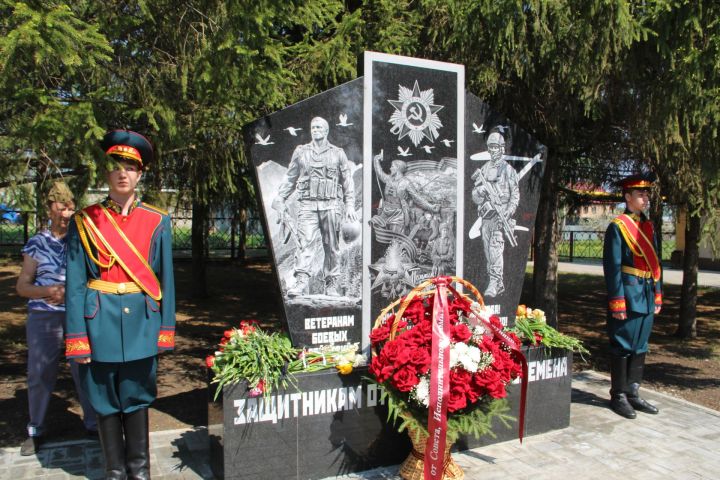В микрорайоне Мирный Заинска открылся памятник Защитникам Отечества