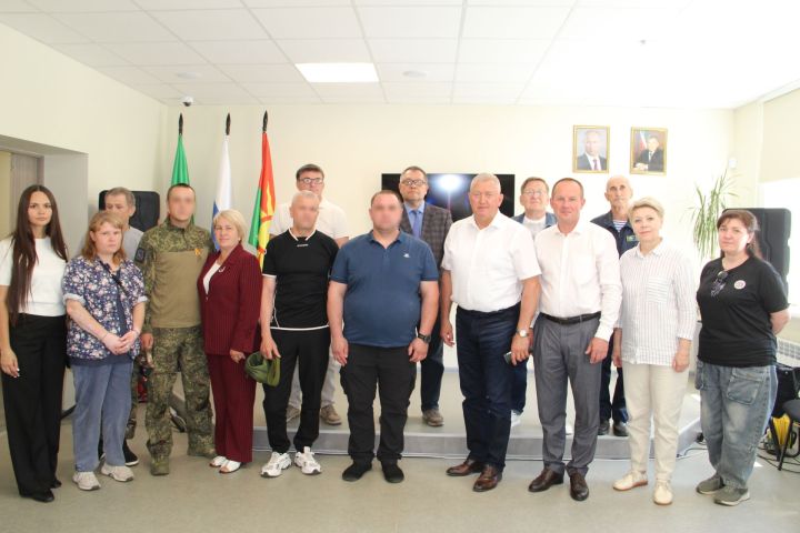 В Заинске за чашкой чая бойцы СВО пообщались с руководством и волонтерами