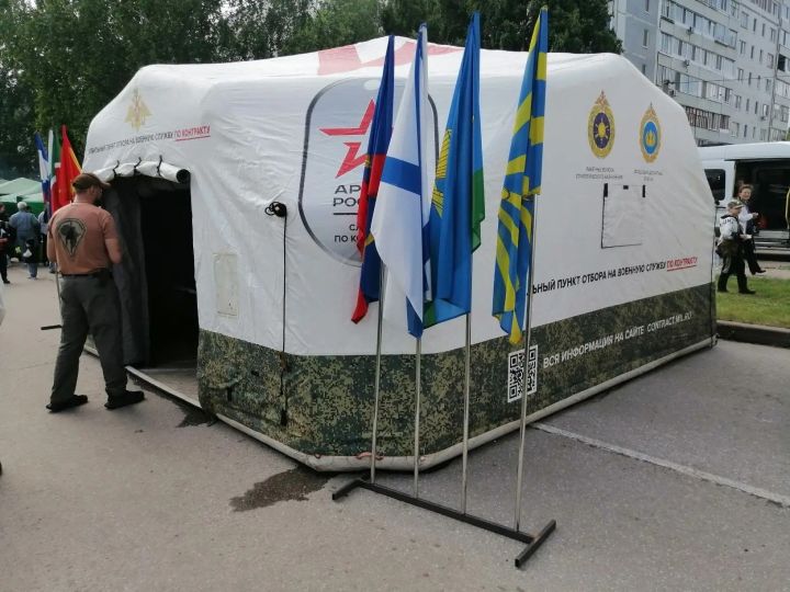 На Сабантуе заинцев обучали сборке автомата и управлению БПЛА