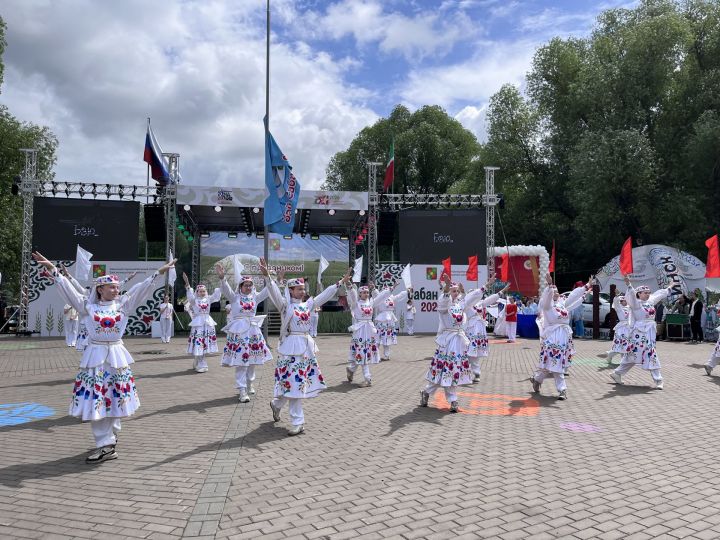 В Заинске на Сабантуе показали театрализованное представление, посвященное 140-летию Габдуллы Тукая