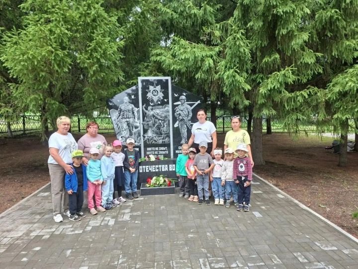 Воспитанники детского сада «Рябинка» в Заинске почтили память защитников Отечества