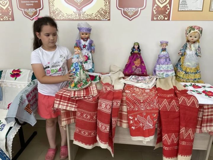 Югары Мәлем мәдәният йортында буыннарны берләштерүче күргәзмә эшли