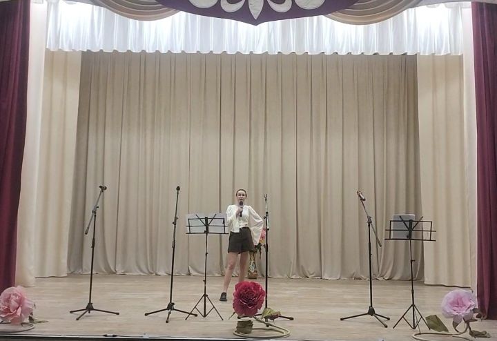 «Өйдәге һава торышы – иң мөһиме»: Мирный бистәсендә бәйрәм концерты узды