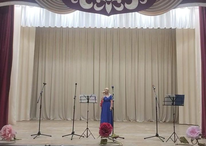«Өйдәге һава торышы – иң мөһиме»: Мирный бистәсендә бәйрәм концерты узды
