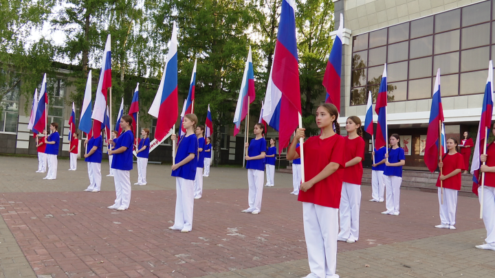 Бүген – Россия Федерациясе Дәүләт флагы көне