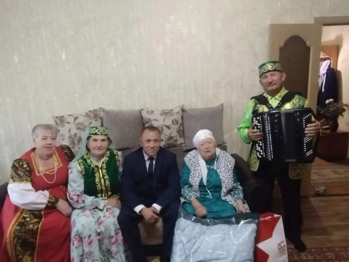Наиля Зарипова приняла поздравления с 95-летием