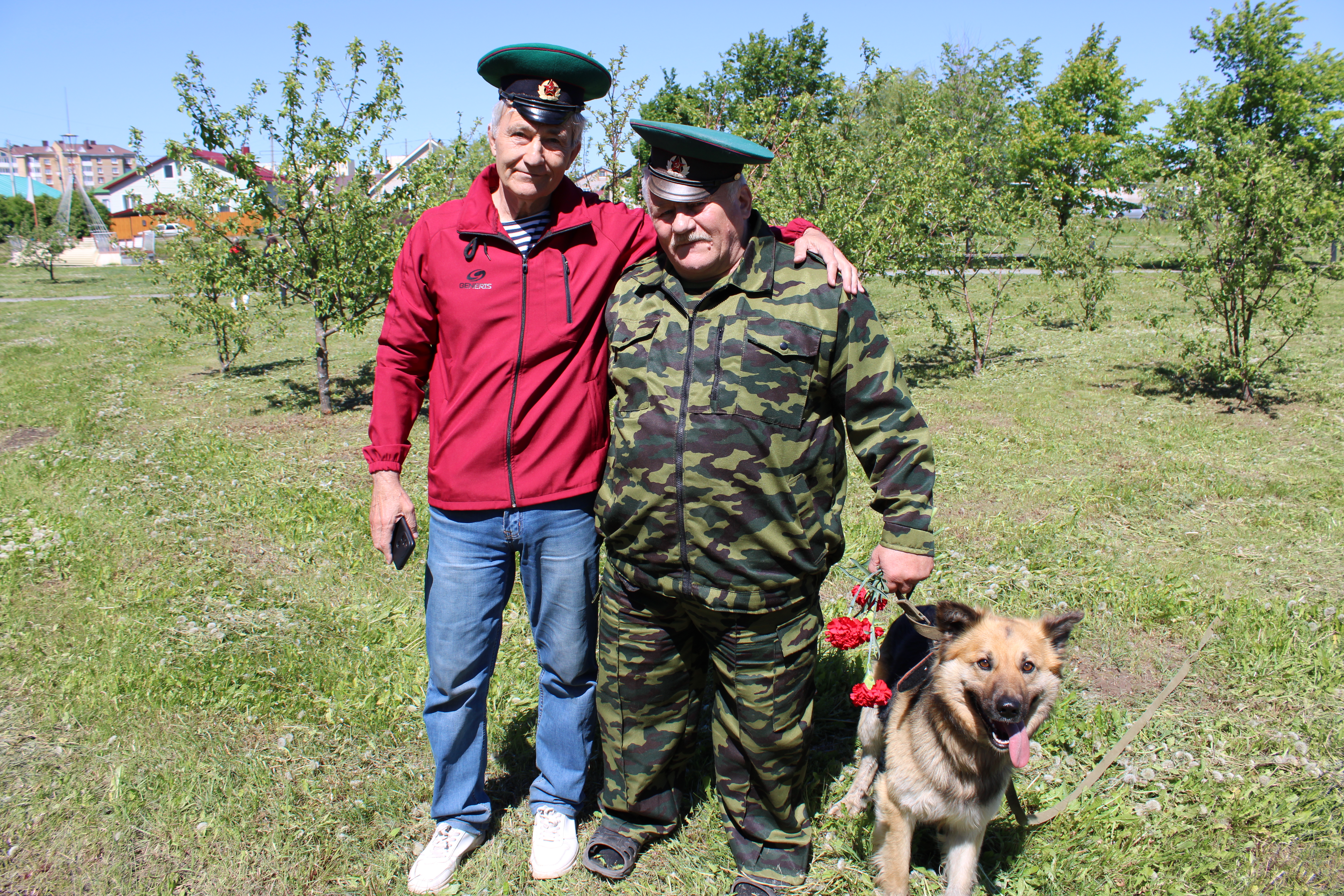 В руках флаги, на голове зеленые береты: в Заинске пограничники отмечают  свой день