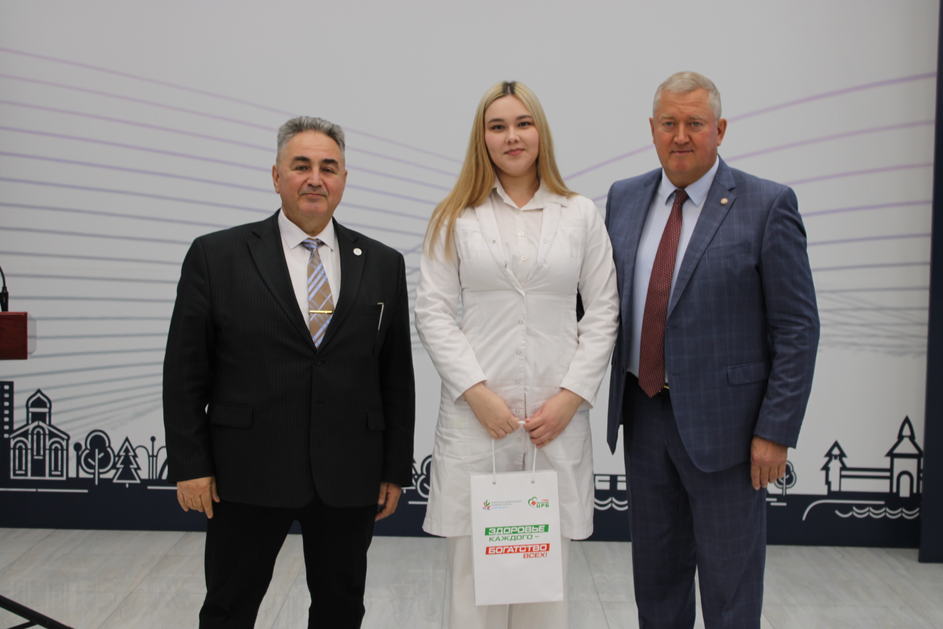 автор фотосы,  яшь медицина хезмәткәрләрен котлау