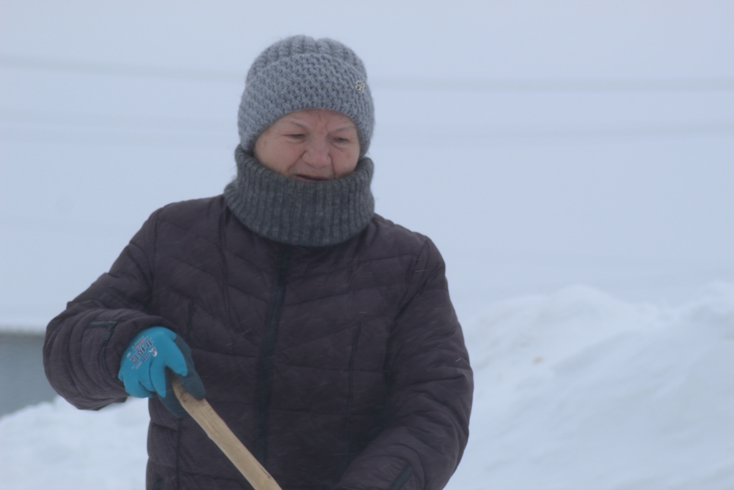 Заинская пенсионерка Рузалия Тимофеева: «Уборка снега – это отличная  зарядка»