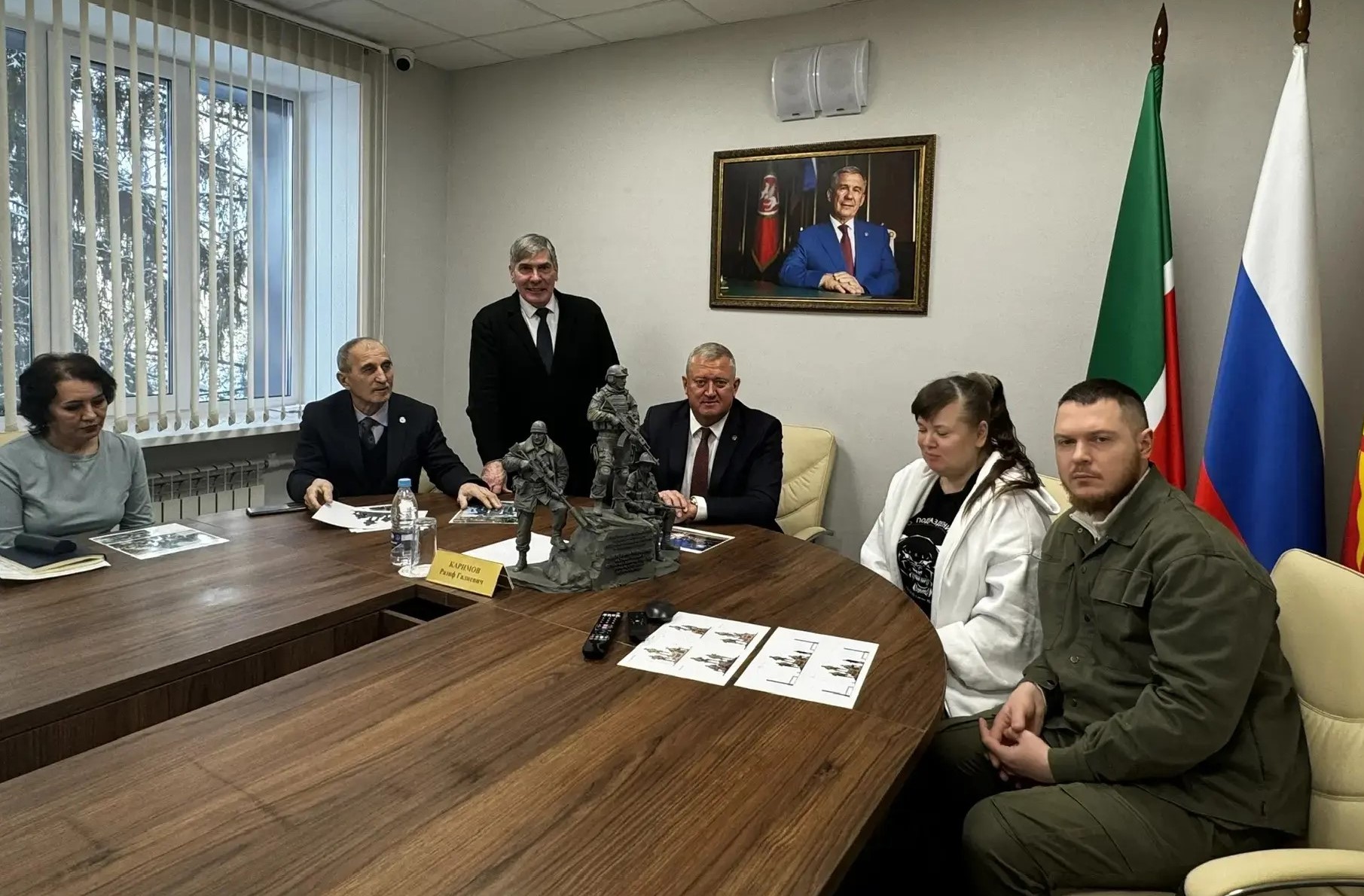 Һәйкәлне ясаган Мәскәү сынчысы Ирина Макарова һәм архитектор Максим Батаев белән