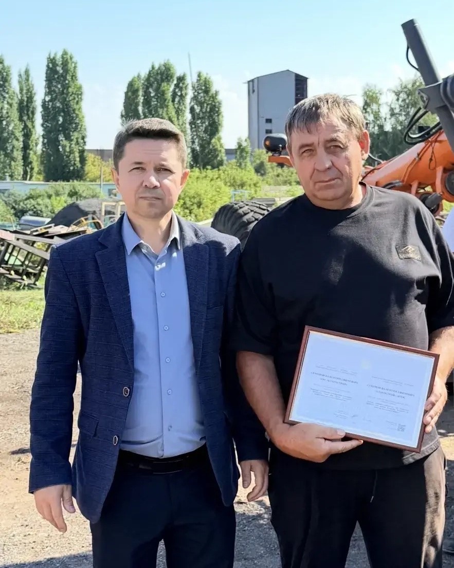 фото башкарма комитет сайтыннан, электрон Мактау тактасы лауреаты Валентин Семеновка таныклык тапшыру 