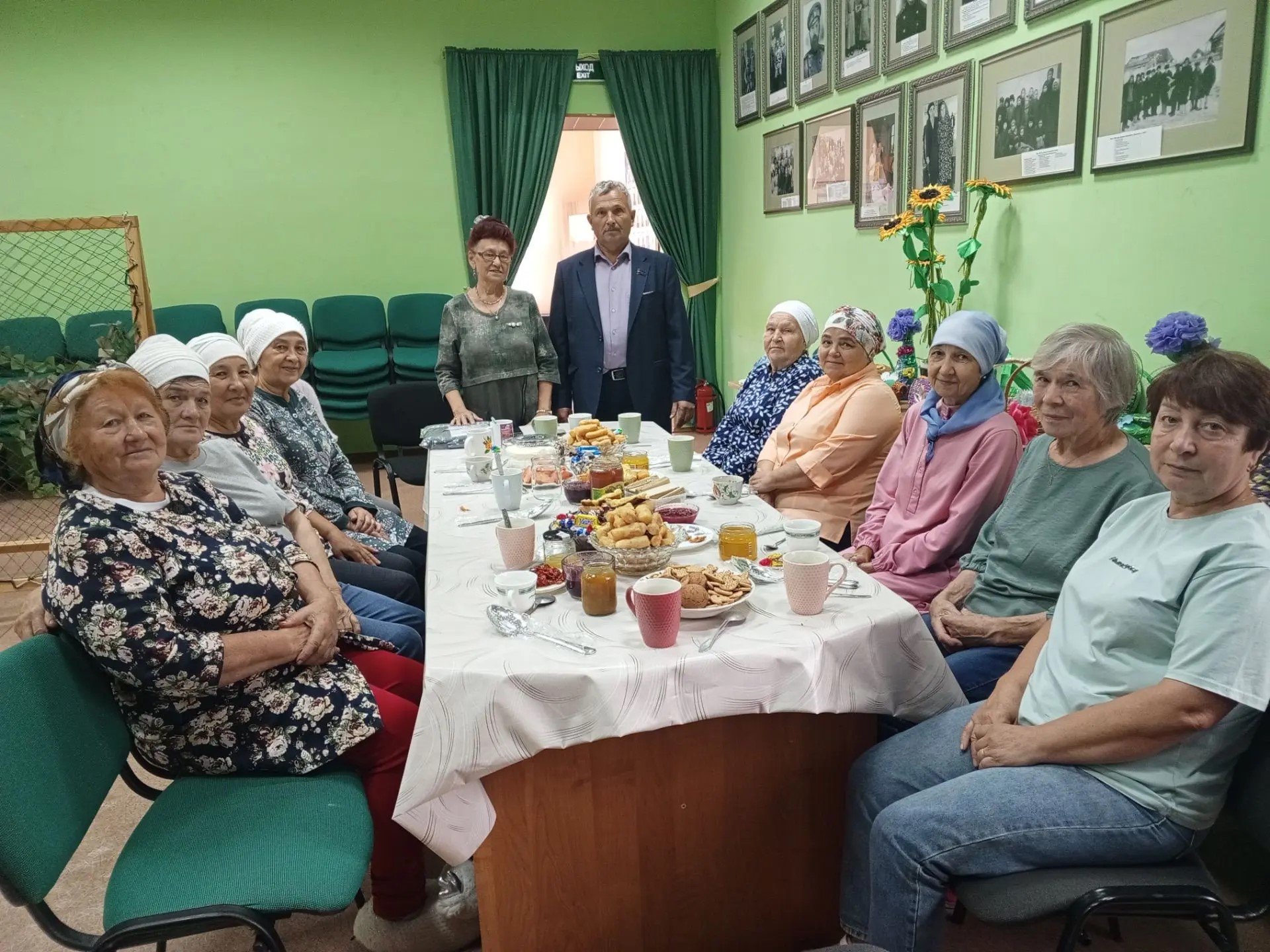 фото мәдәният йортыннан, Сармашбашның маскировка челтәре үрүчеләре янында