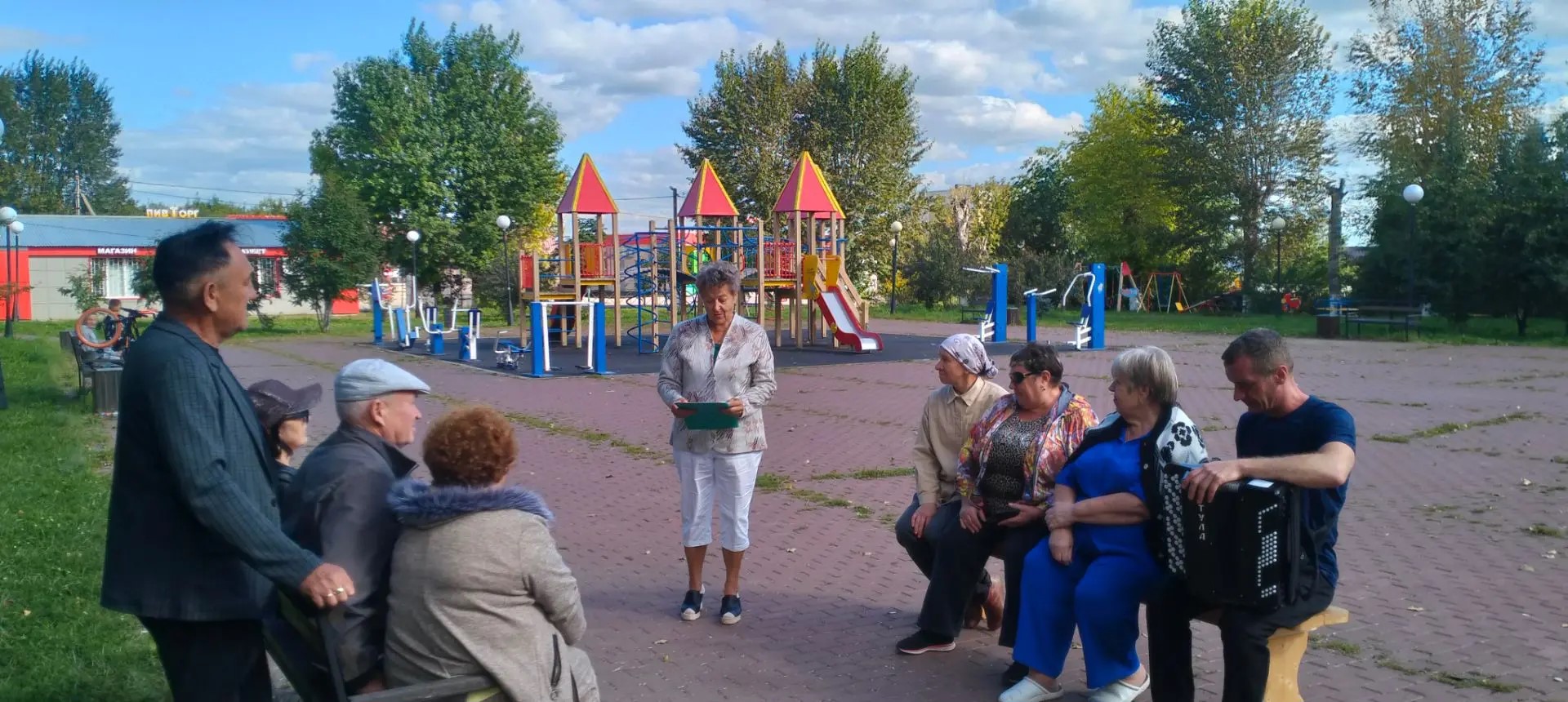 Фото мәдәният йортыннан, чарада катаншучыларны шәһәр тарихы белән таныштыралар