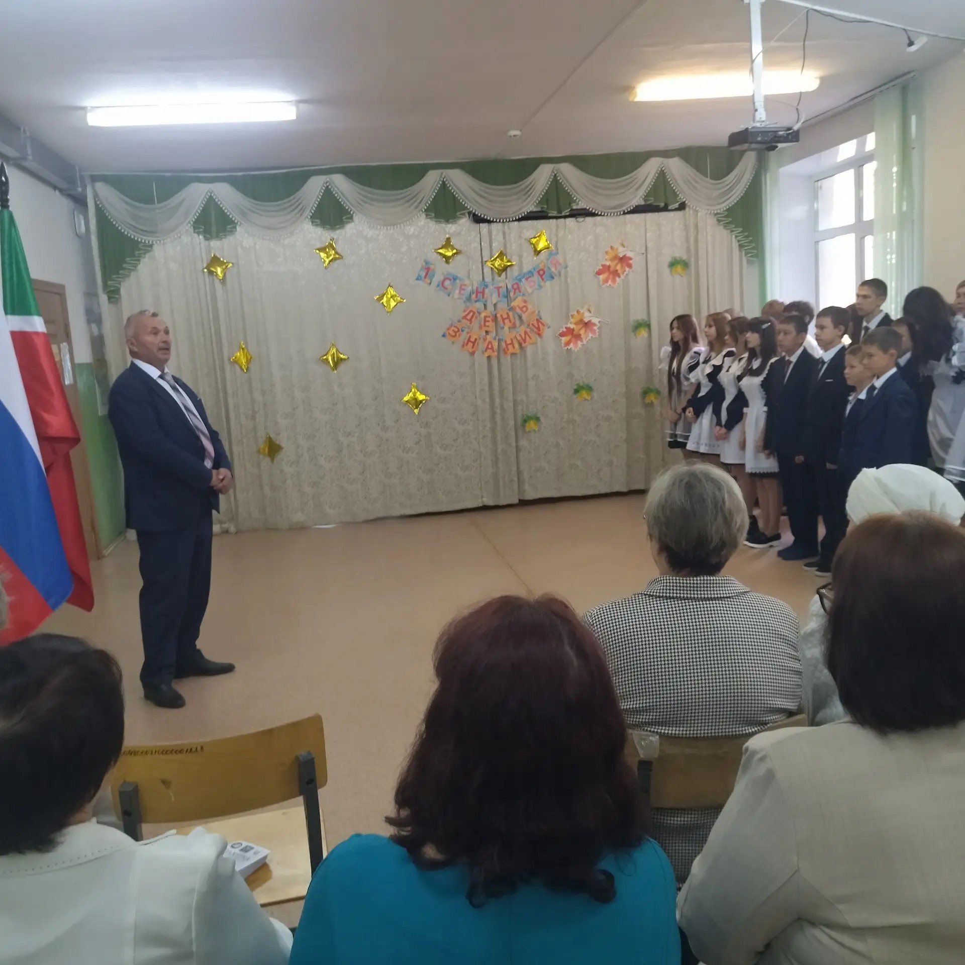 фото мәктәптән, Геннадий Абрамов укучыларны котлый