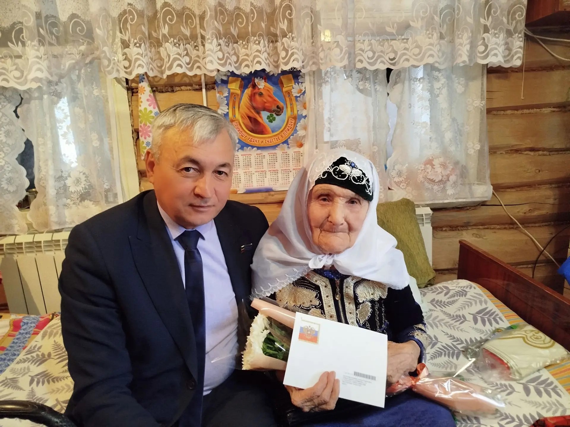 фото автоклубтан, Икълимә әби Юнысованы Петр Уразайкин котлый