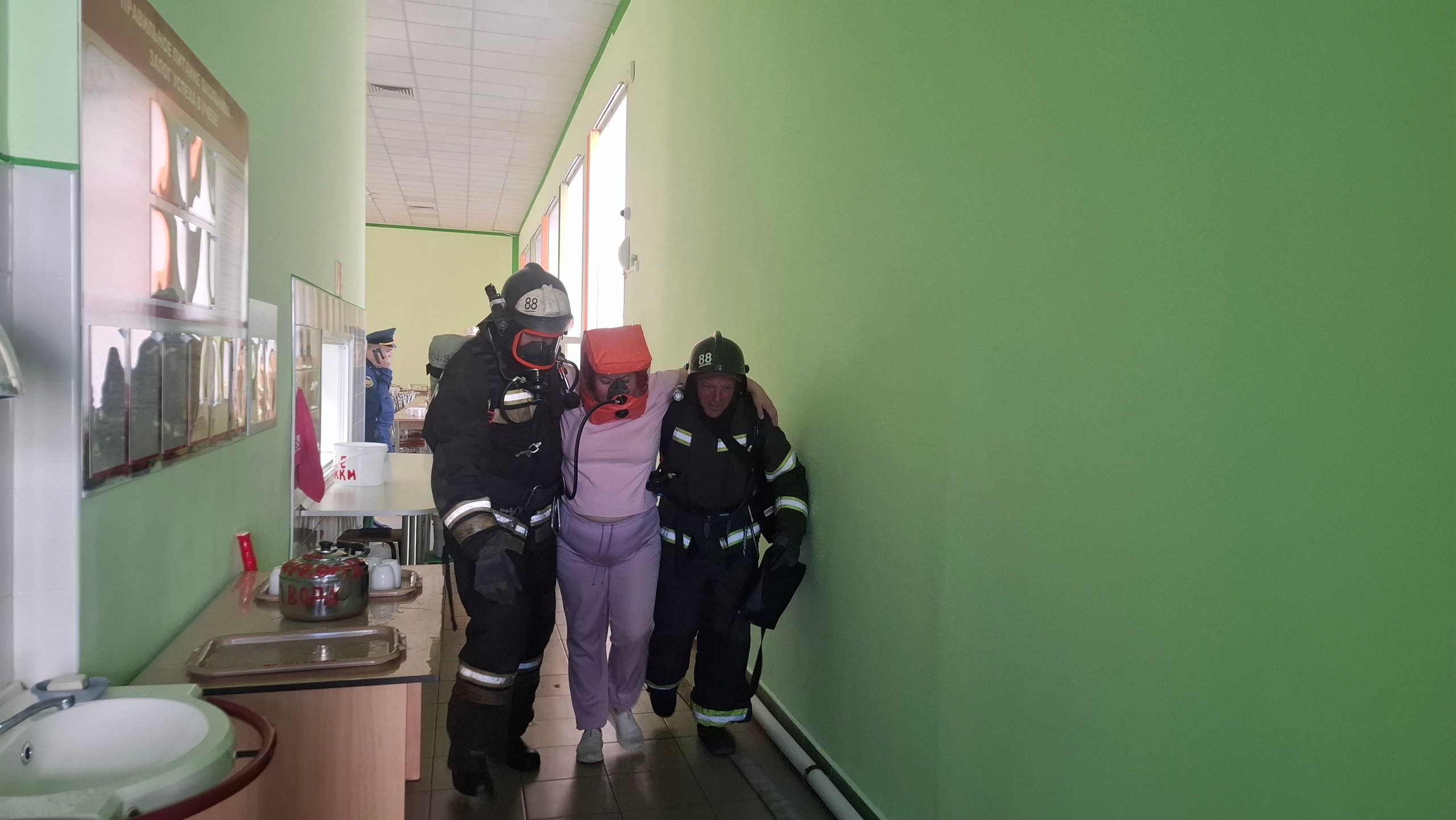 фото янгын күзәтчелеге бүлегеннән, ашханә хезмәткәрен коткару