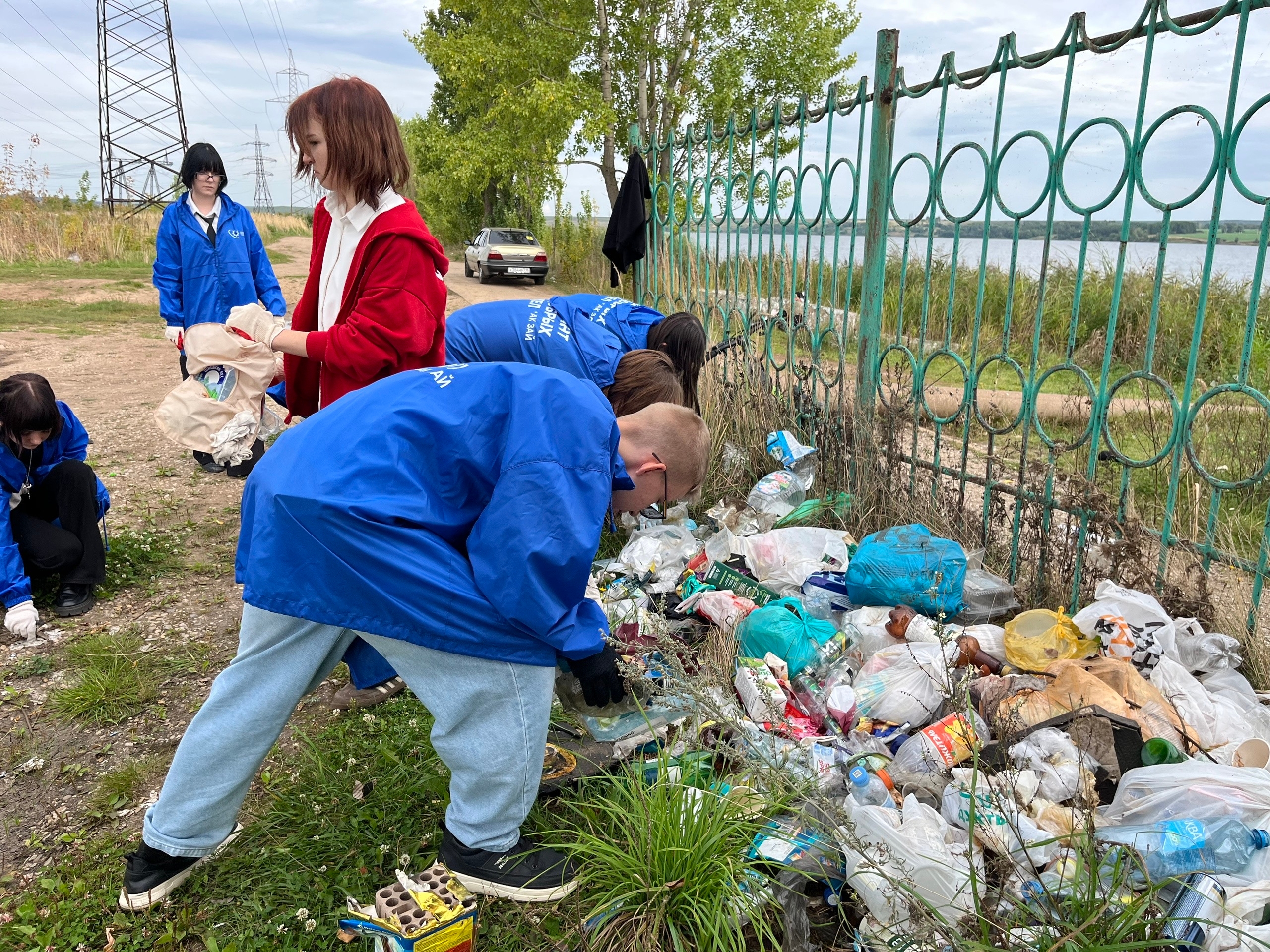 фото студентлар отрядыннан, волонтерлар яр буен чистарта