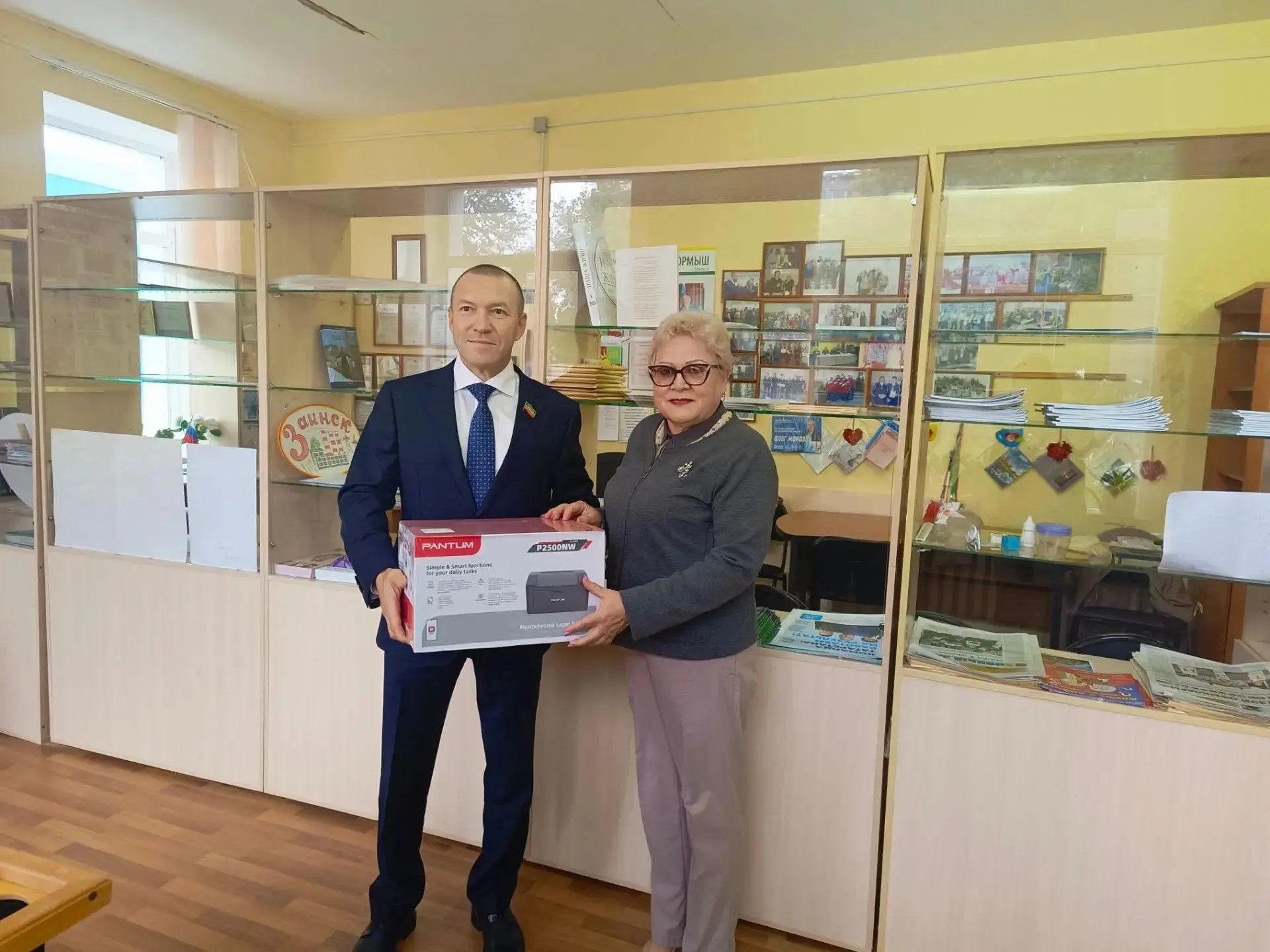 Депутат Мария Костюченкога бүләк тапшыра.
