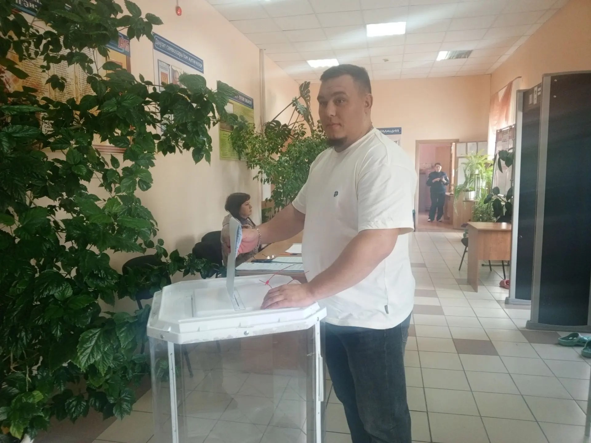 Радик Сәлахов тавыш бирә