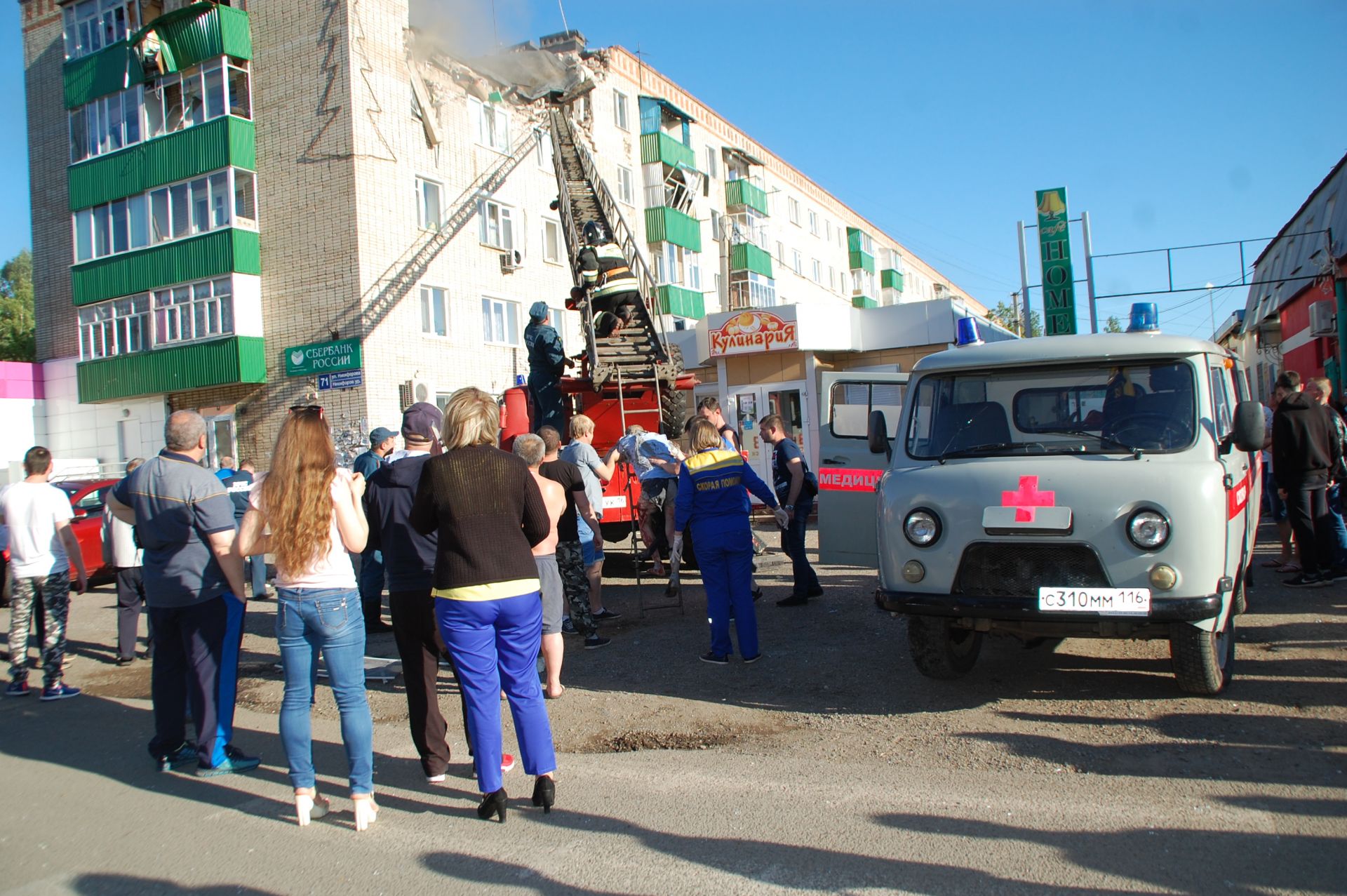 Сегодня, 22 июня, в Заинске по адресу улица Никифорова, дом 71 произошел  взрыв на 5 этаже.