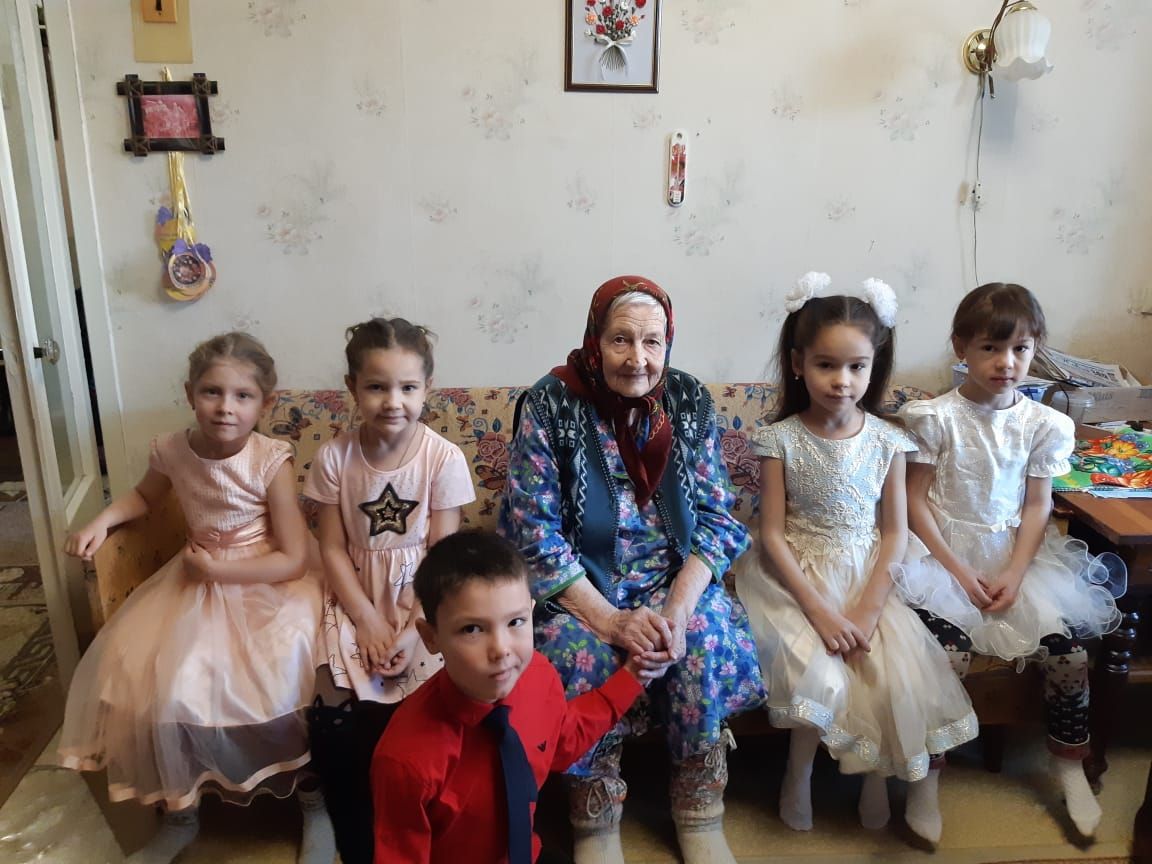 Малыши поздравили пожилых жительниц Заинского района с Днем матери