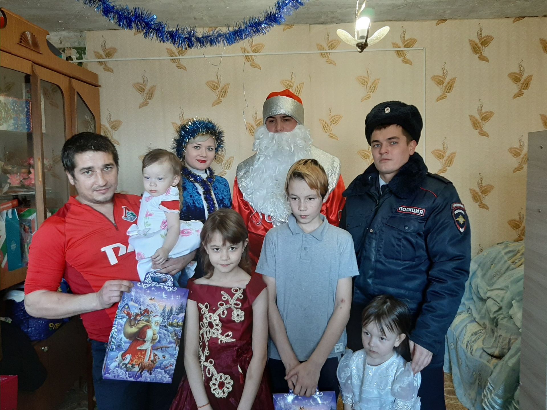 В гости к заинским детям пришел полицейский Дед Мороз