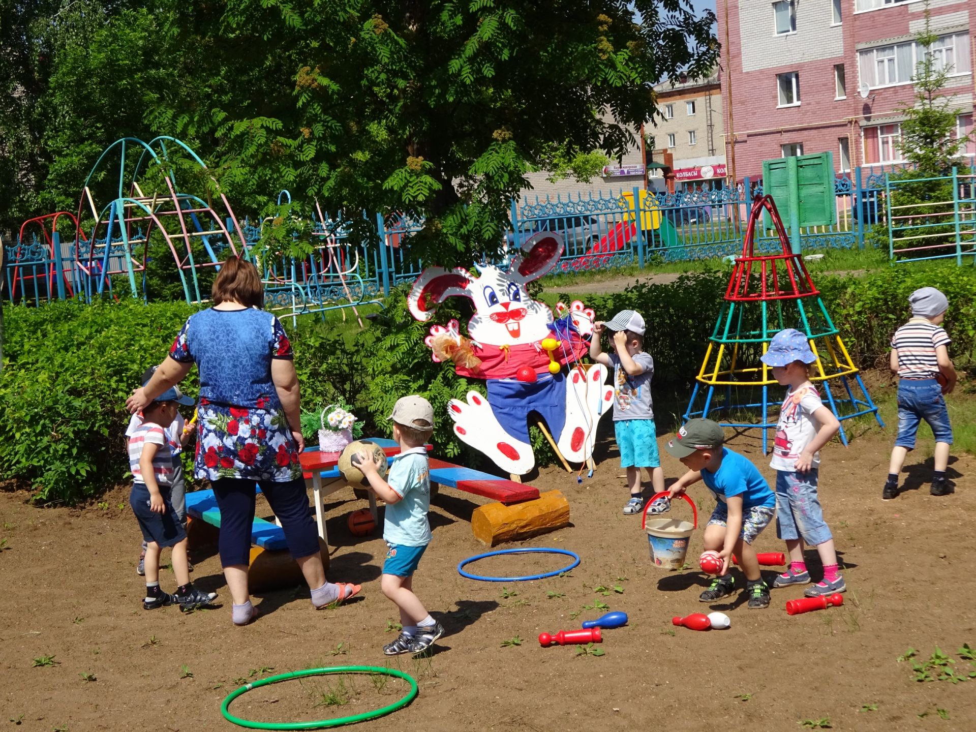 Возле детского. Детские площадки в детском саду. Площадка в детском садике. Детские площадки для детсада. Детская площадка в дет саду.