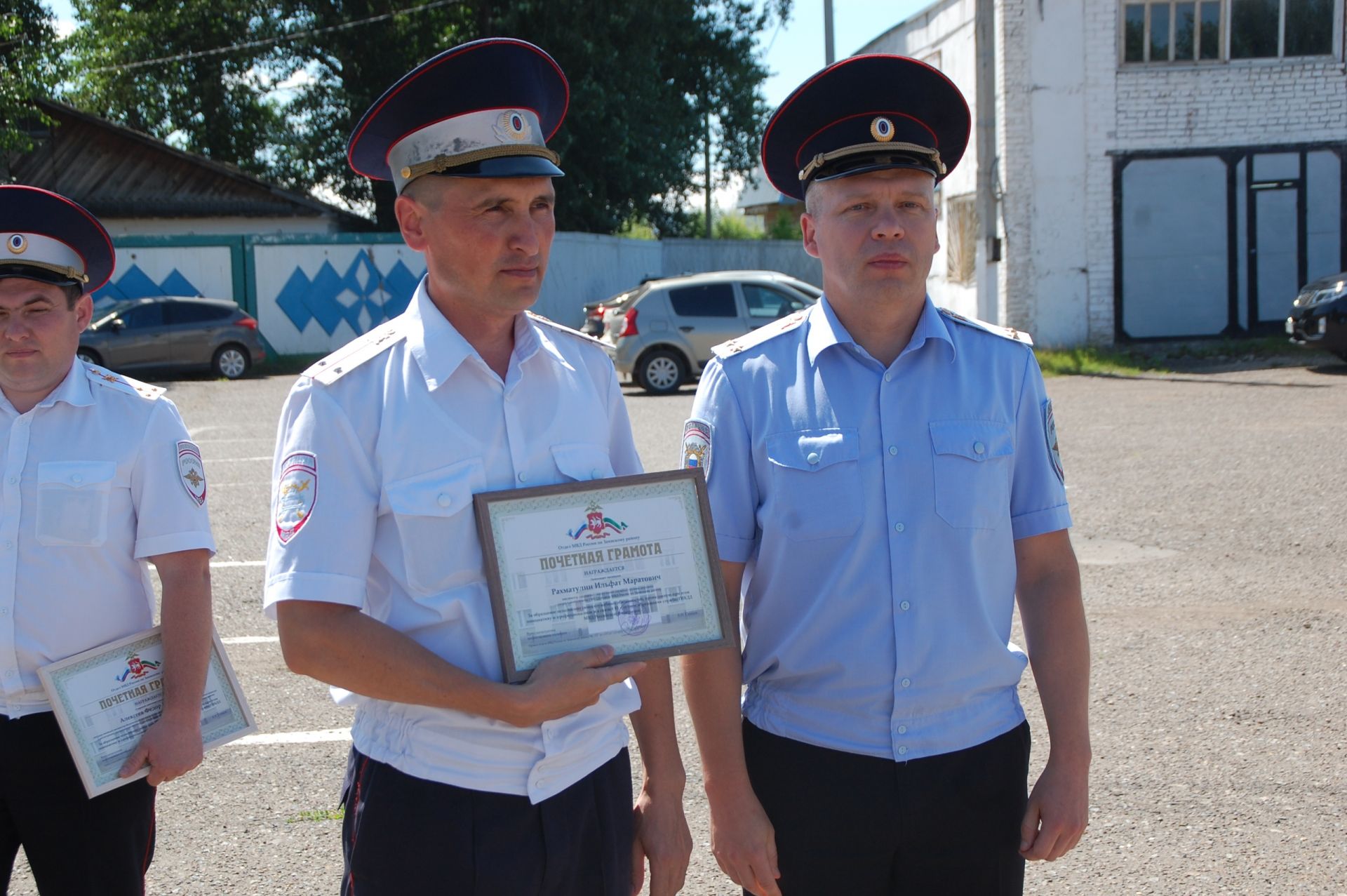 Профессиональный праздник заинские сотрудники ГИБДД встречают на посту