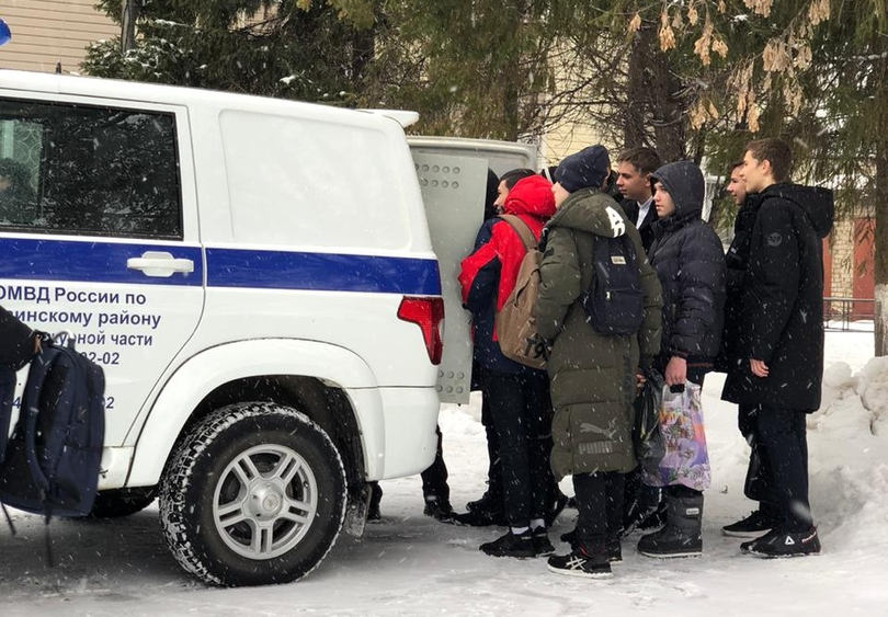 Полиция доставляет. Доставили в отдел полиции. ППС Мытищи. Отдел МВД по Заинскому району. Картинки доставили в отдел полиции.