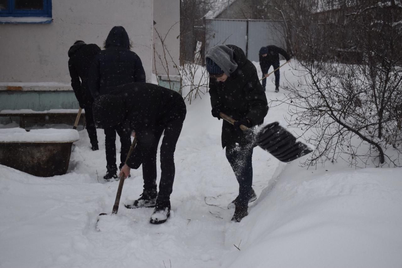Бойцы заинского центра студотрядов очистили от снега двор ветерана