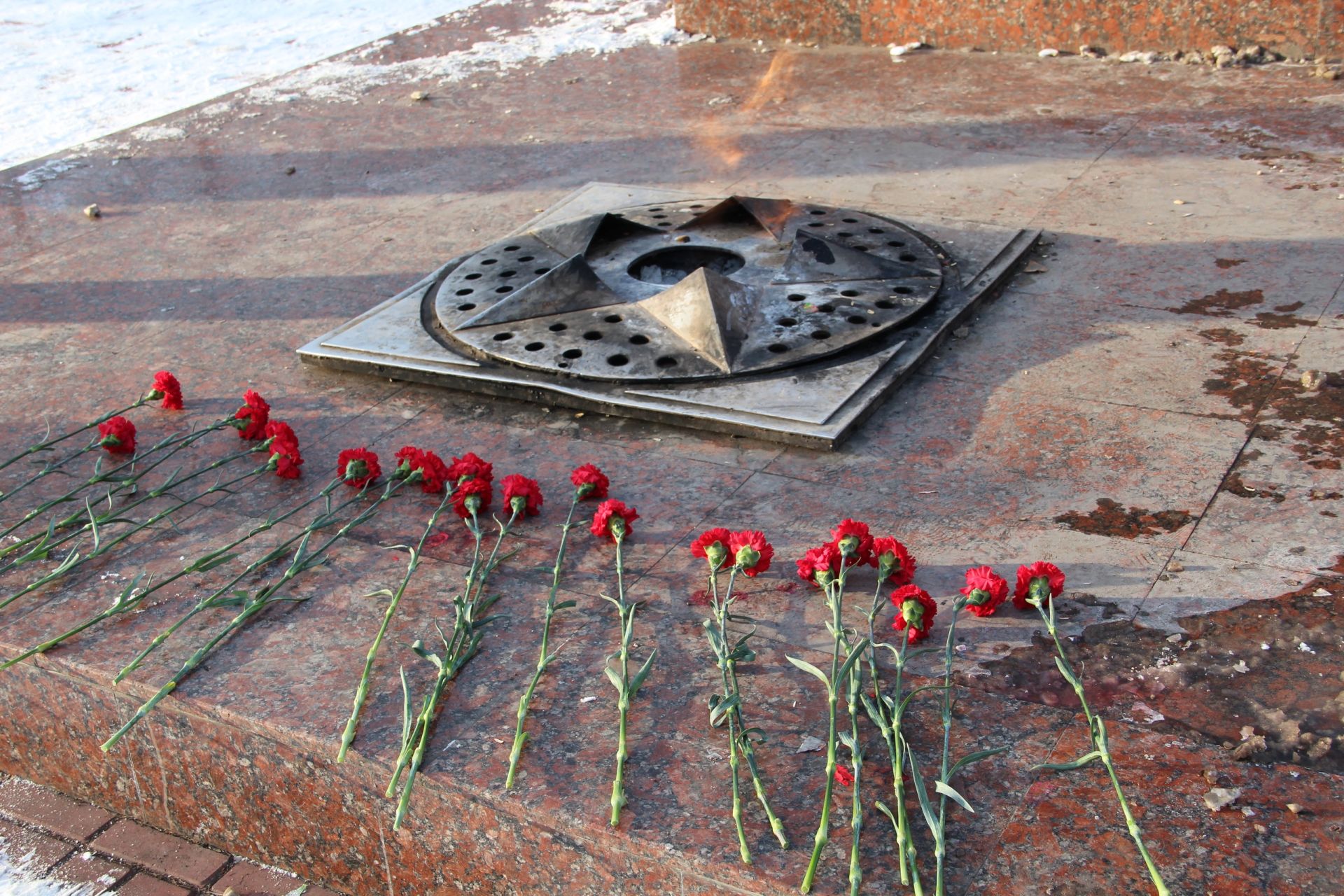 В День Неизвестного солдата заинцы возложили цветы к Вечному огню
