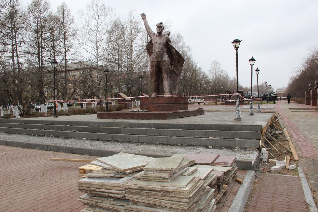 Установят новый памятник. Бульвар Победы Заинск. Памятники Заинска. Памятник солдату Заинск. Кемерово новый памятник на бульваре воину освободителю.