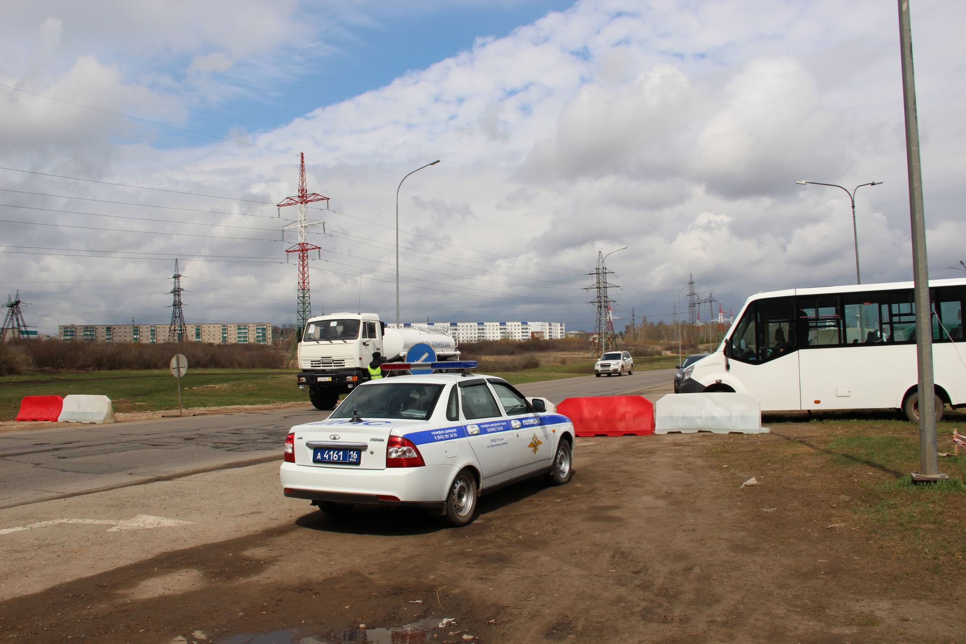Сотрудники полиции контролируют въезд в Заинск